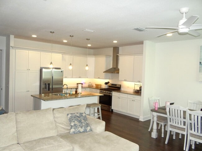 Building Photo - Furnished Townhome in Dunedin