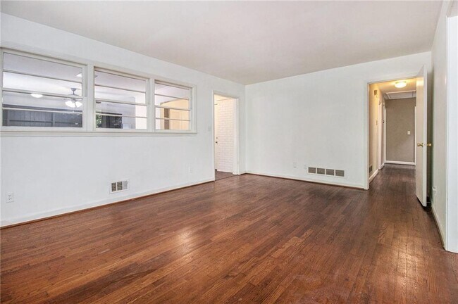 Building Photo - 1174 Arborvista Dr NE