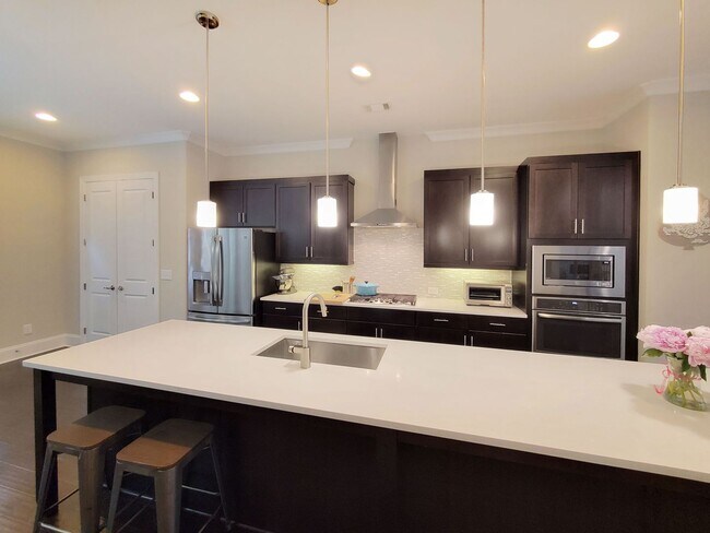 Foto del edificio - Stunning Executive Townhome in Gated Brook...