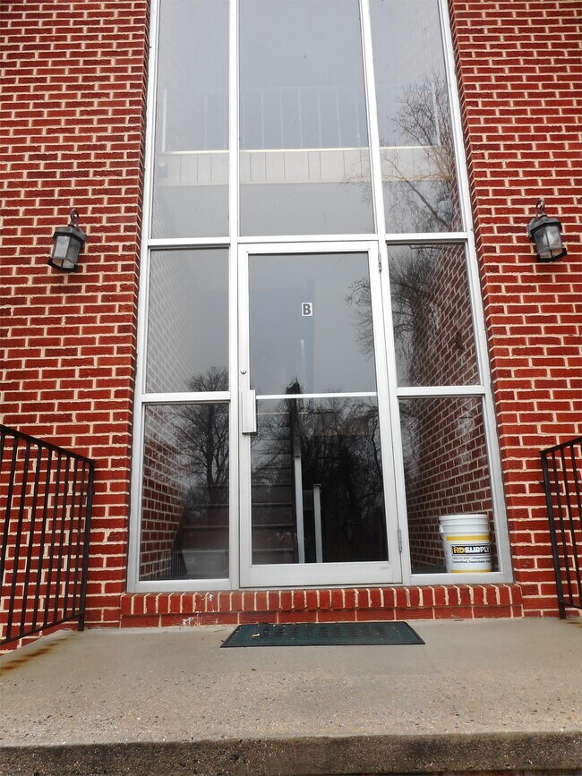 Building Photo - 1400 Bayview Dr