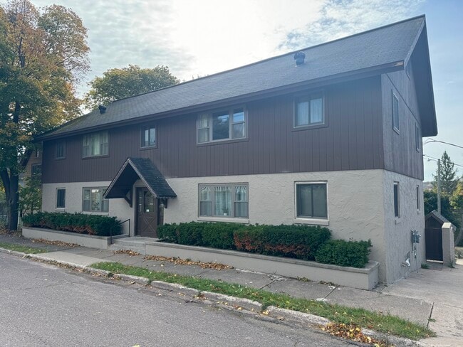 Building Photo - 930 Elm St