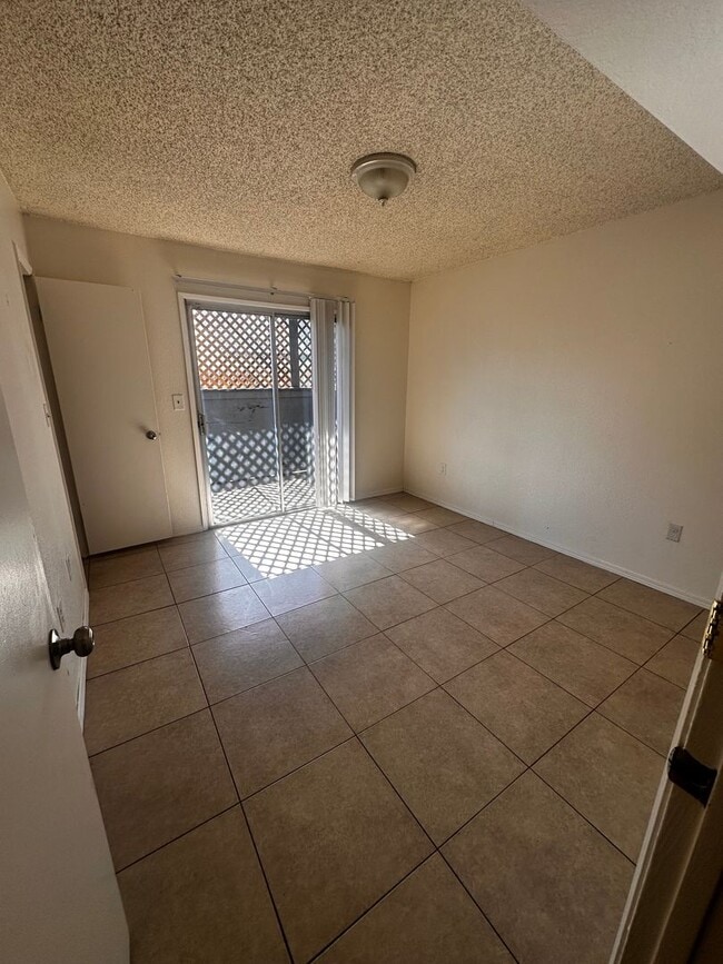 Building Photo - 2 bed 1 bath Apartment in Gated Community