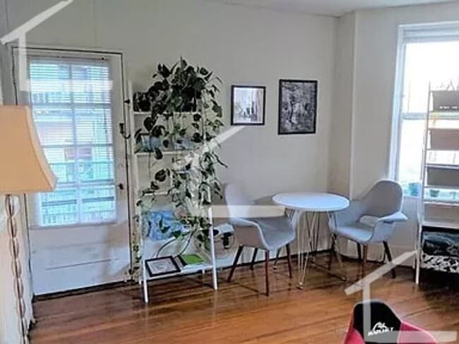 Building Photo - Nice, large 1 bed near the Green Line and Boston University.