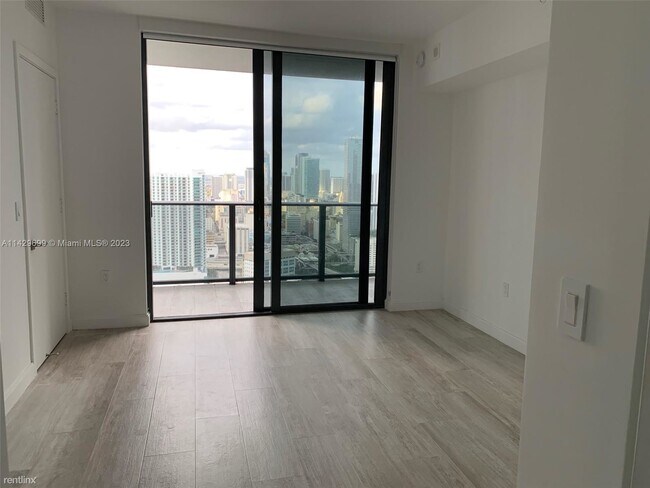 Foto del edificio - 1 br, 1.5 bath Condo - 45 SW 9th St Apt 4009