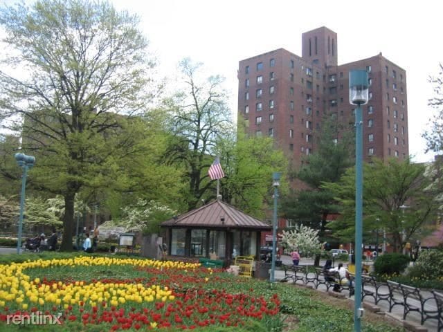 Building Photo - 1 br, 1 bath Apartment - 2090 E Tremont Ave
