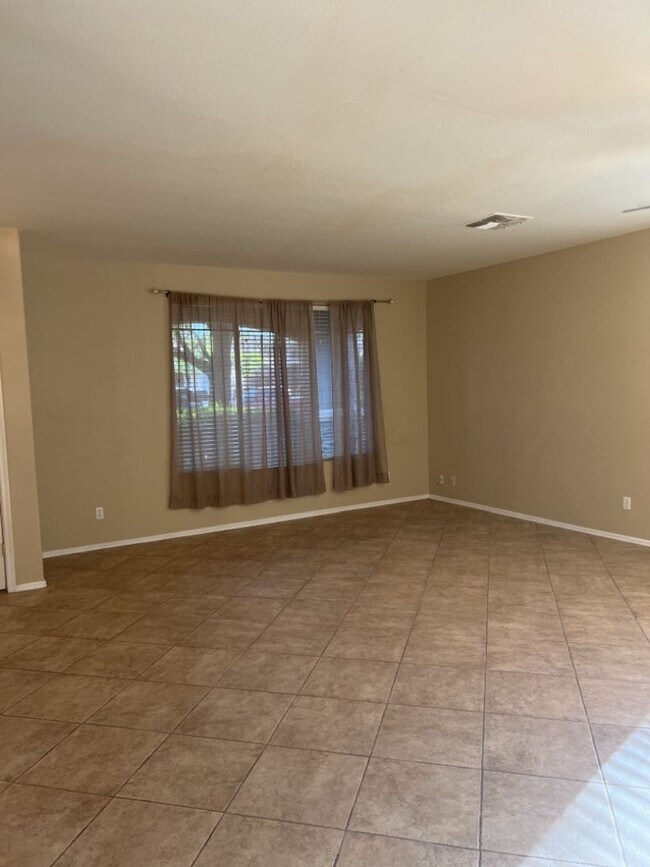 Building Photo - 5B/ 3B home with Loft in San Tan Ranch