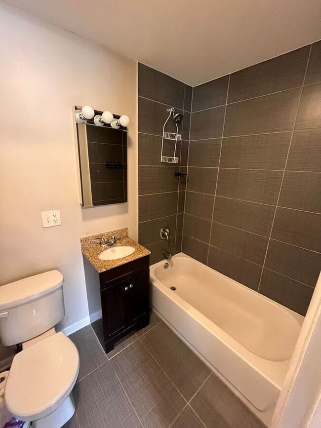 Building Photo - 27 N Maple Ct