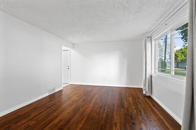 Building Photo - Spacious Five Bedroom Shadle Park Rancher