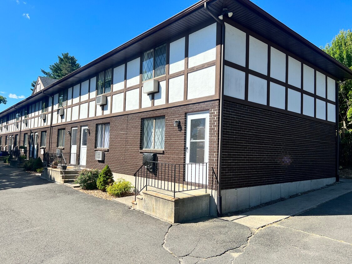 30 Vail St Unit 8, Waterbury, CT 06708 Condo for Rent in Waterbury