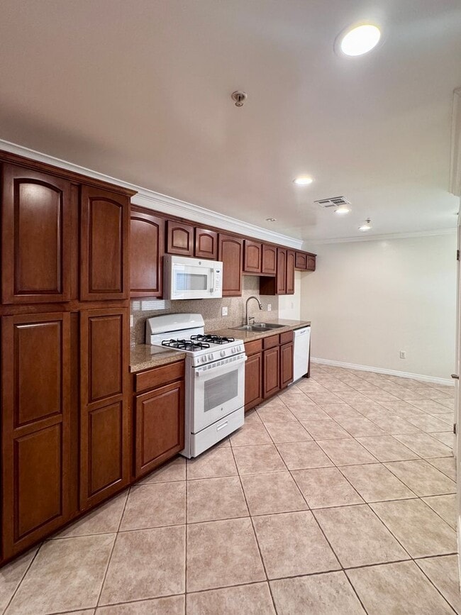 Foto del edificio - Spacious 3 bedroom condo in Van Nuys