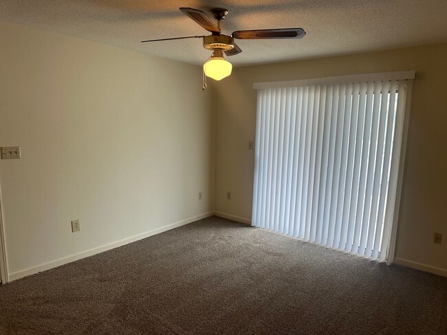 Building Photo - 11 Greenbriar