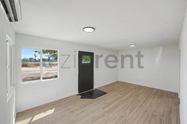 Building Photo - Unit