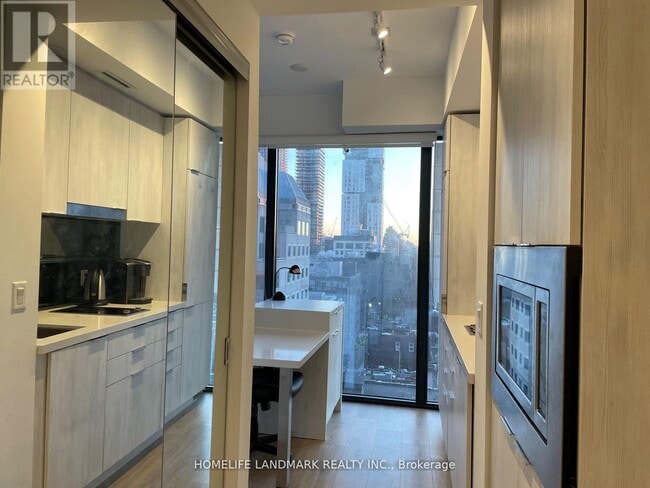 Photo du bâtiment - 215 Queen St W