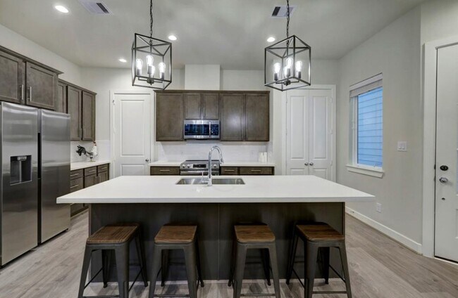 Foto del edificio - 2214 Roozy Lk Ln