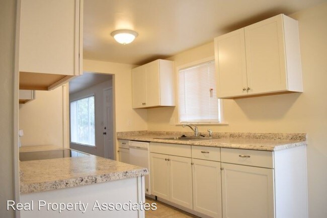 Foto del edificio - 2 br, 1 bath House - 12337 11th Ave NE