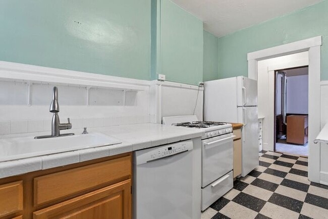 1 Bedroom close to SW! Pets Ok! Walking distance to Providence Park! - 1 Bedroom close to SW! Pets Ok! Walking distance to Providence Park! House