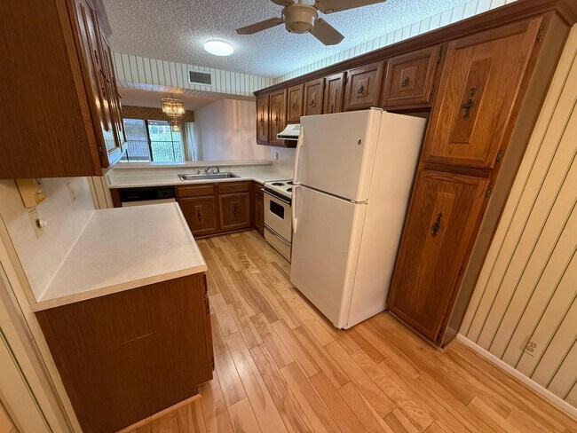 Foto del edificio - 6215 Coral Lake Dr