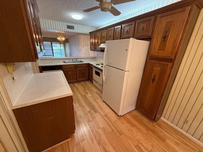 Building Photo - 6215 Coral Lake Dr