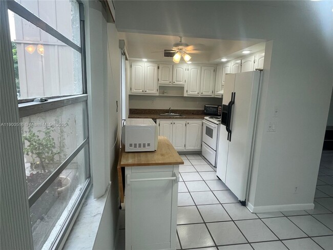 Building Photo - 485 Flanders K