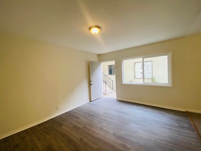 Building Photo - 1321 Barry Ave