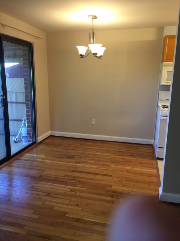 breakfast area - 1575 N Colonial Ter (Arlington, VA)