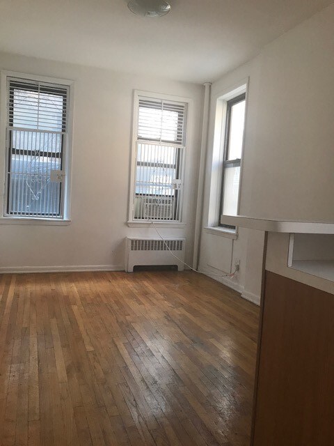 Primary Photo - 358 E 51st St