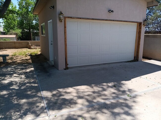 Building Photo - 3 Bedroom, 1 Bath Home Located in NE ABQ! ...