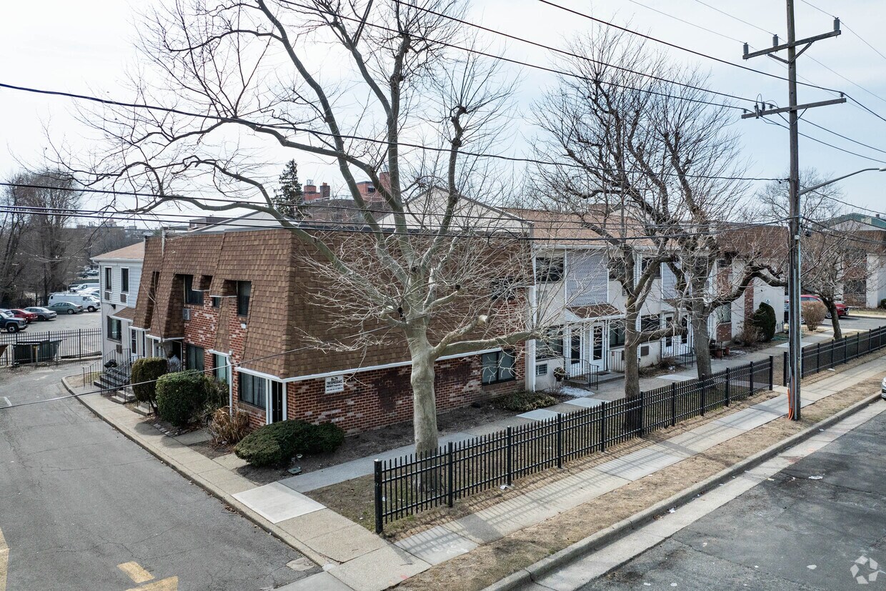 Foto principal - Clinton Court Apartments