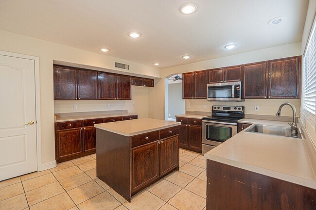 Foto del edificio - Great Chandler Location! This 5 bed/3 bath...