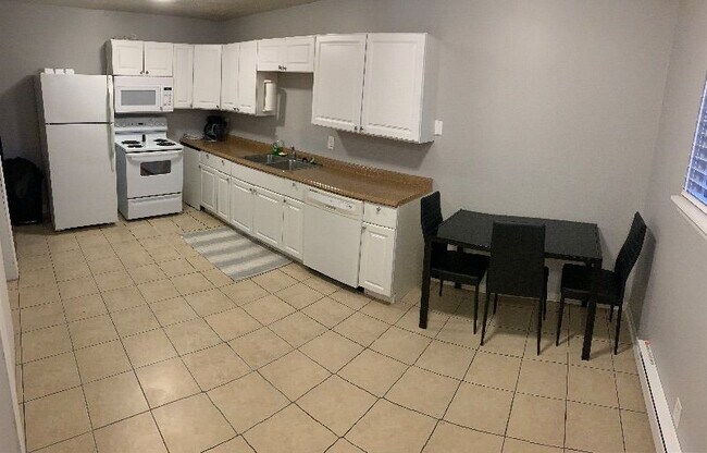 Building Photo - 1100 E Cedar St