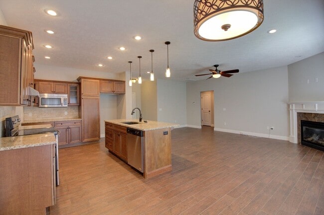 Foto del edificio - 4 Bedroom Home w/ 3-Car Garage