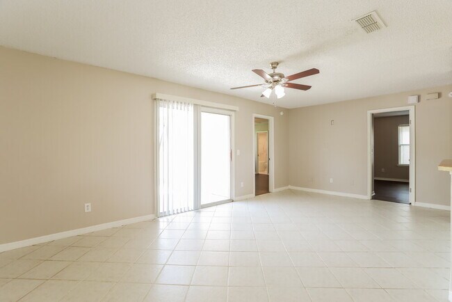 Foto del edificio - 1723 Ashwood Cir