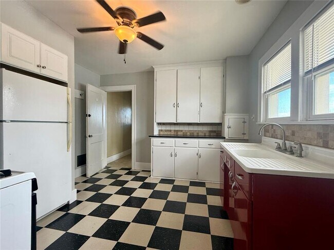 Foto del edificio - 1328-30-1330 Patterson Ave