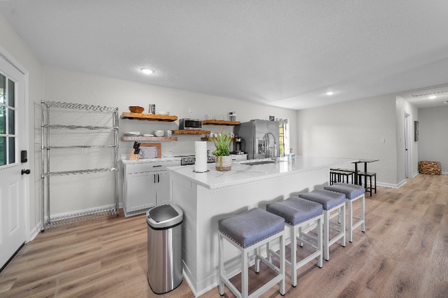 Building Photo - 1528 E Devine St