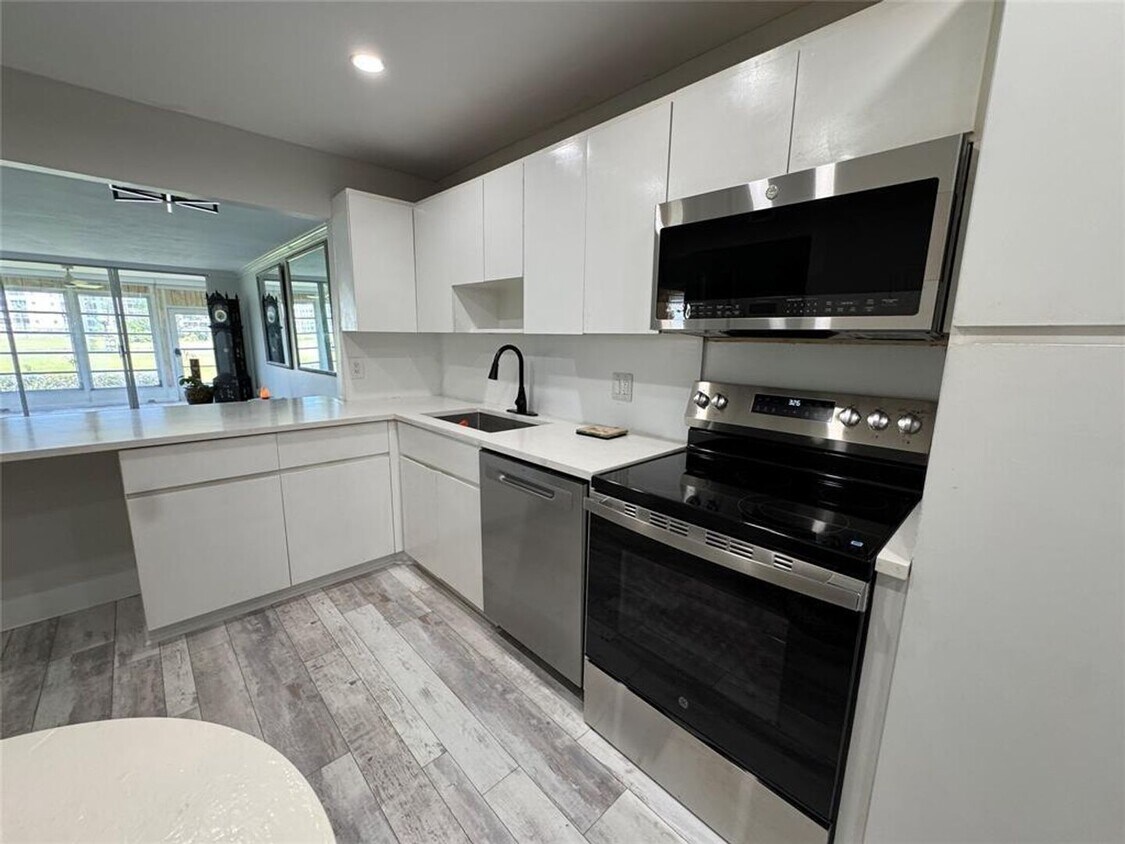 Foto principal - 2601 S Palm Aire Dr
