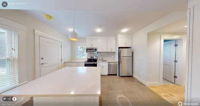 Building Photo - 208 Banks St