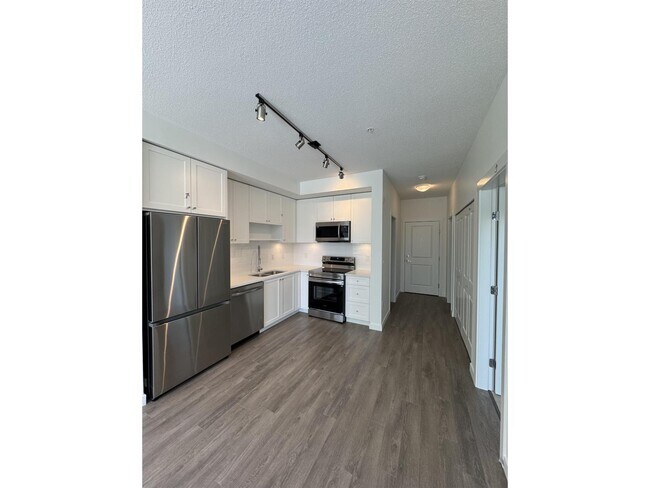 Photo du bâtiment - 15735-15785 85 Ave