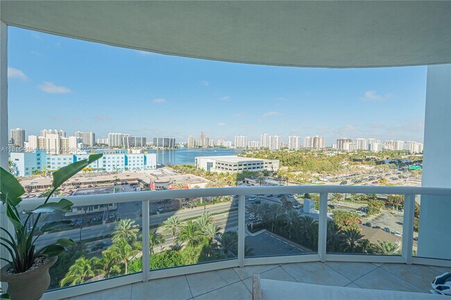 Foto del edificio - 18201 Collins Ave