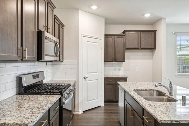 Foto del edificio - Room in House on Gallop Dr