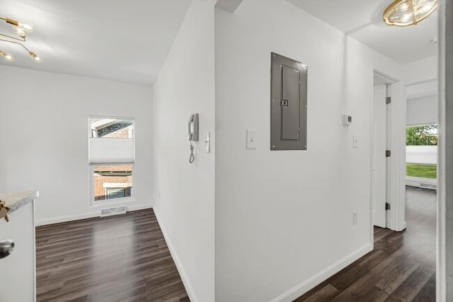 Building Photo - 204 Brown St