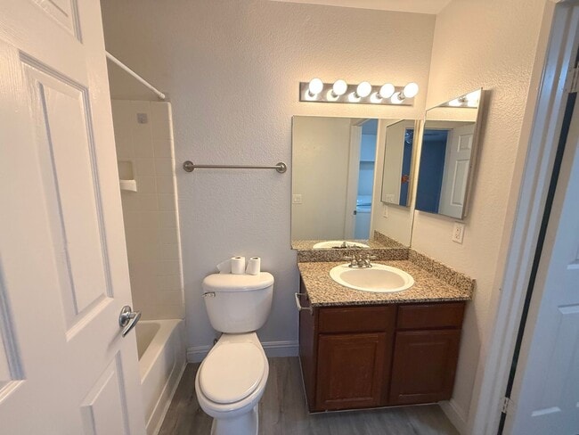 Foto del edificio - SPACIOUS 2BED/2BATH CONDO IN A GATED COMMUNITY!