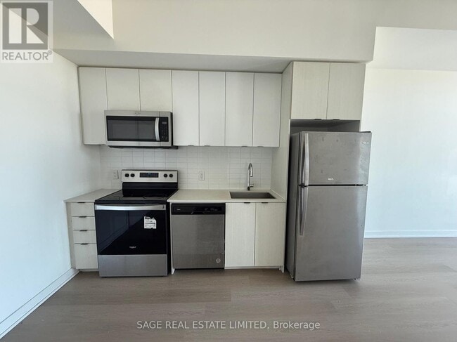 Building Photo - 859 The Queensway