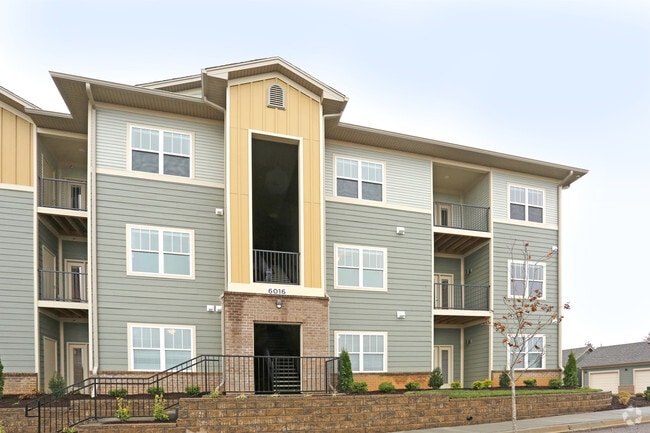 Building Photo - Bristol Bluffs