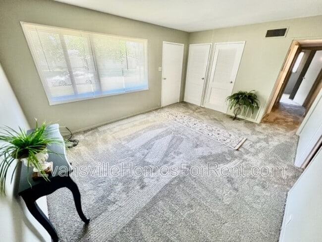 Building Photo - 709 Thornberry Dr