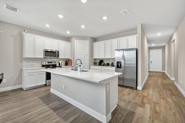 Foto del edificio - New Fully Furnished 4 bed, 2 bath home in newest Port St Lucie Subdivision