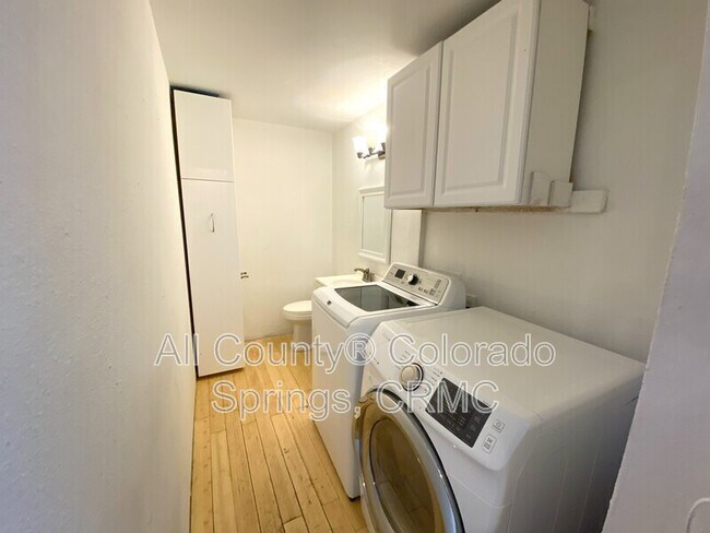 Foto del edificio - 218 W Rockrimmon Blvd