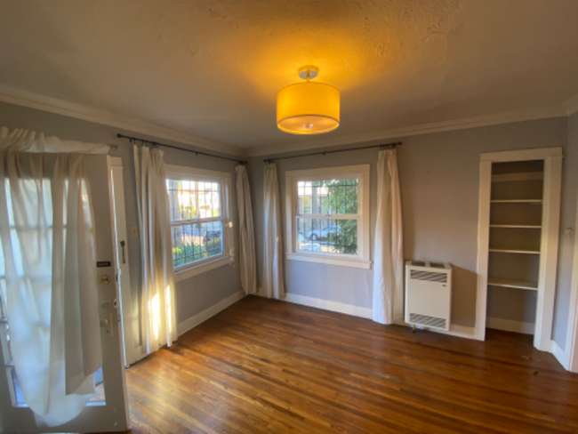 Foto del edificio - 4611 1/2 Ambrose Ave