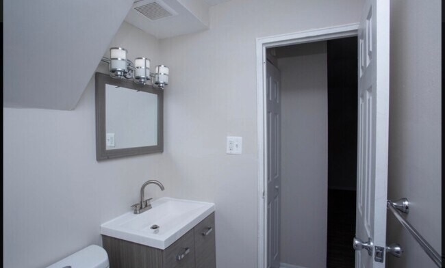 Building Photo - 831 Cedar Ct