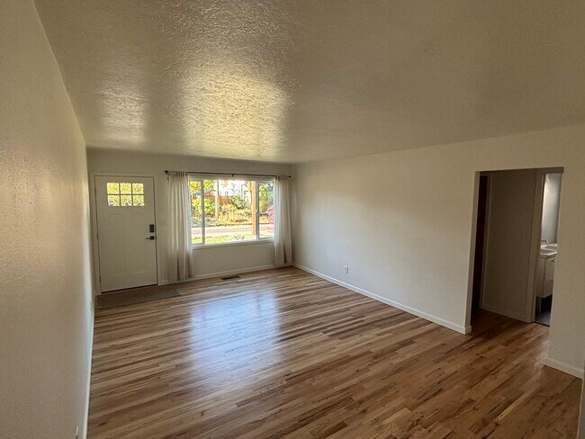 Foto del edificio - 7912 N Dwight Ave