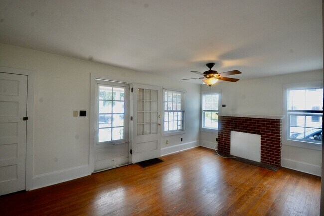 Foto del edificio - This one is Perfect!! It's a 2 Bedroom Single-Family Home with a Garage in Smyrna